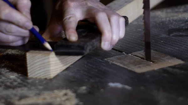 Mãos de detalhe de um carpinteiro que mede com um metro carpinteiros — Fotografia de Stock