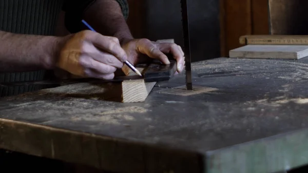 Medidas de carpinteiro e linha de corte marcas usando uma régua carpinteiros — Fotografia de Stock