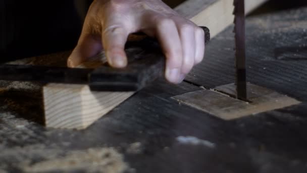 Cerrar las manos muy cerca de un carpintero marcando la línea de corte con la regla de carpinteros — Vídeo de stock