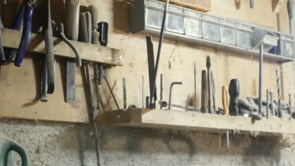 Disparo de rastreo en una pared llena de herramientas de carpintería — Vídeo de stock