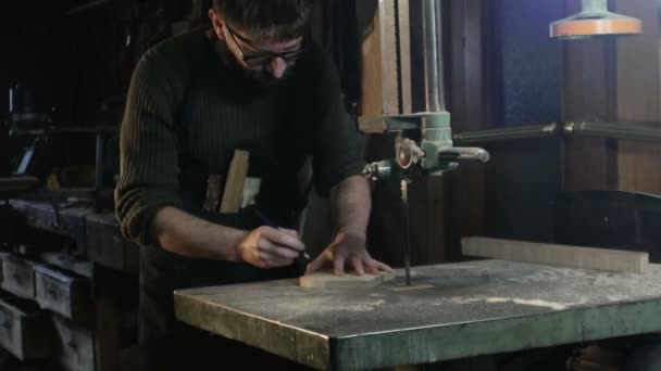 Middle field on a carpenter measuring a piece of wood — Stock Video