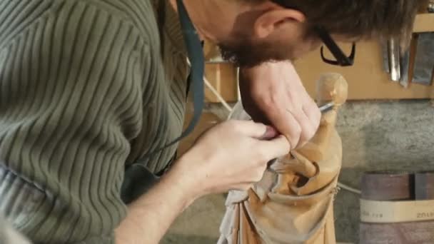 Medelstora fält på en skulptör som skär en madonna, av trä — Stockvideo