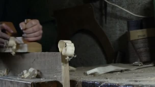 Cerrar planos de carpintero a mano una tabla de madera — Vídeo de stock