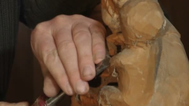 Escultor de cerca que talla una madonna, hecha de madera — Vídeos de Stock