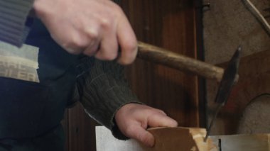yakın, marangoz bir çekiç ile ahşap bir tahta bir çivi yener