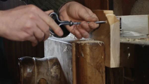 Close up, carpinteiro faz um buraco usando ponta girando amoroso — Fotografia de Stock