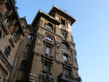 Roma, İtalya'da bulunan Coppede bölgesinde bir binanın kulesi