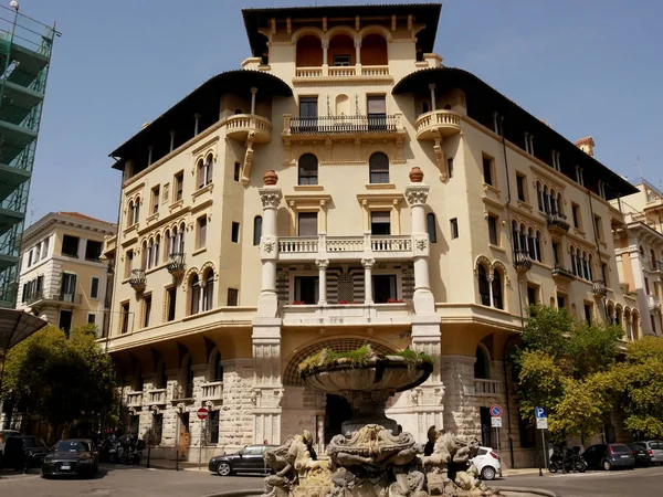 Puerta, distrito de Coppede situado en Roma, Italia — Foto de Stock