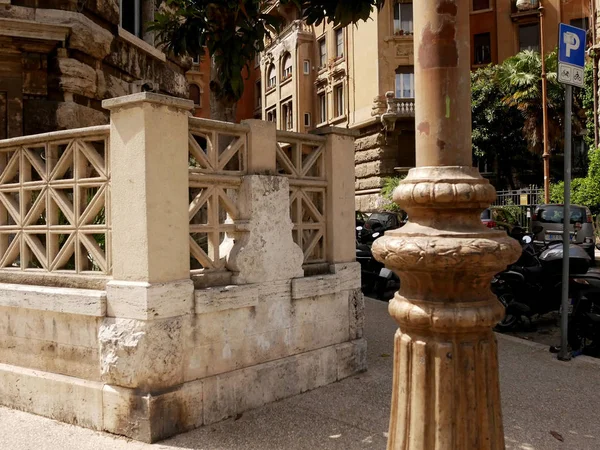 Détail lampadaire, quartier Coppede situé à Rome, Italie — Photo