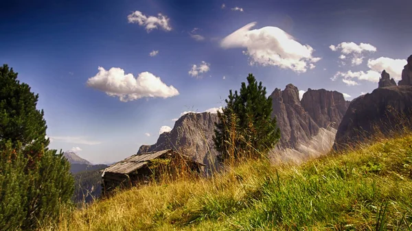 Stodoła i łąka w regionie Alta Badia, Włochy Alpy — Zdjęcie stockowe