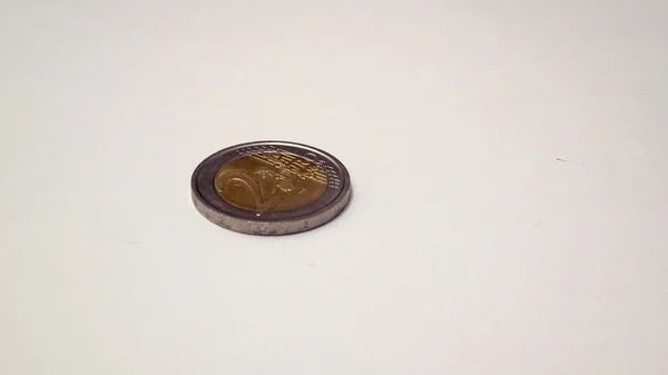 两个欧元硬币打开自己, 直到它停止 — 图库照片