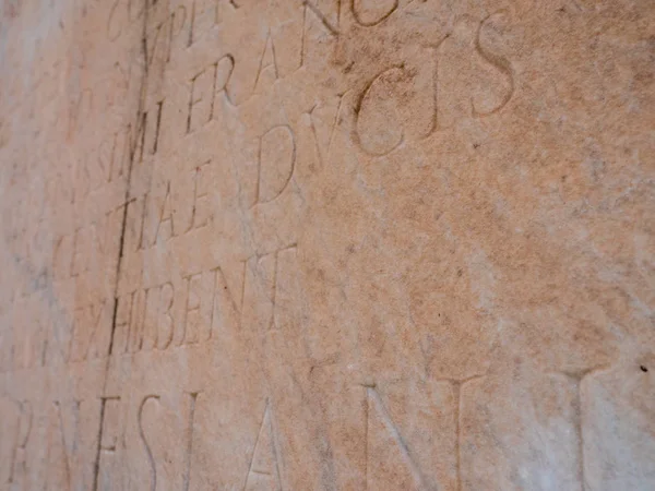 대리석, 고 대 로마 이탈리아에에서 새겨진 라틴어 비문의 테이블 — 스톡 사진
