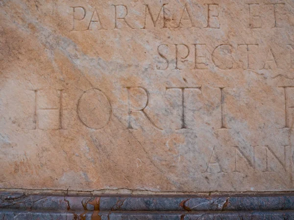 Tablas de inscripciones latinas talladas en mármol, antigua Roma Italia —  Fotos de Stock