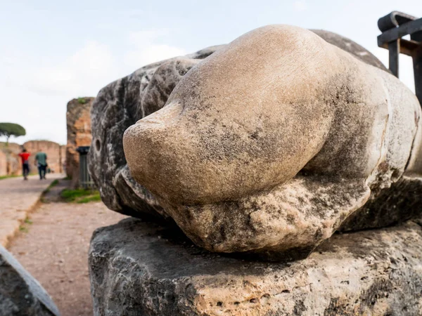 Close up van een voet van een gigantische standbeeld uitgehouwen in marmer, ancient Rome Italy — Stockfoto