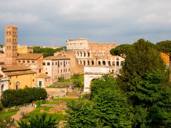 Vista del Coliseo desde la Colina Palatina, antigua Roma Italia —  Fotos de Stock
