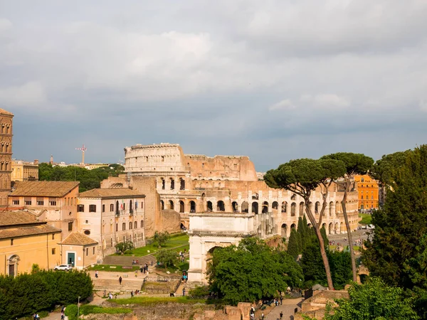 Vista del Coliseo desde la Colina Palatina, antigua Roma Italia — Foto de Stock