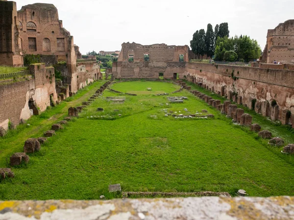 イタリア ローマの中心部に緑の芝生に古いサーカスの廃墟の上を表示します — ストック写真