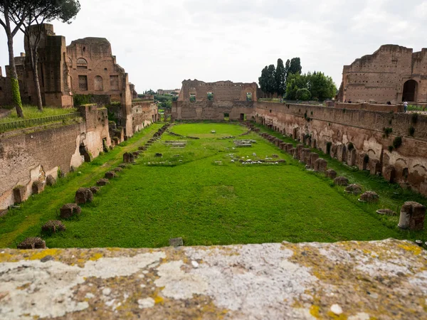 Переглянути Руїнах Старого Цирку Зеленій Галявині Центрі Риму Італія — стокове фото