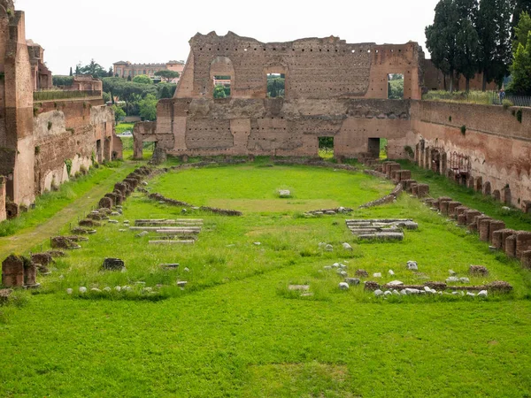 Переглянути Руїнах Старого Цирку Зеленій Галявині Центрі Риму Італія — стокове фото