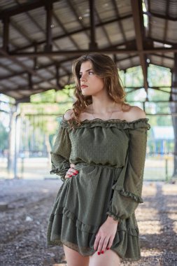 Terk edilmiş bir şantiyede genç bir kız..