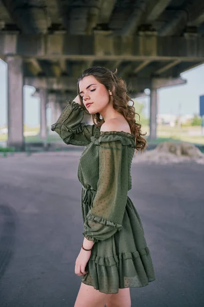 Uma Jovem Vestido Verde Posa Sob Uma Ponte Concreto Arquitetura — Fotografia de Stock