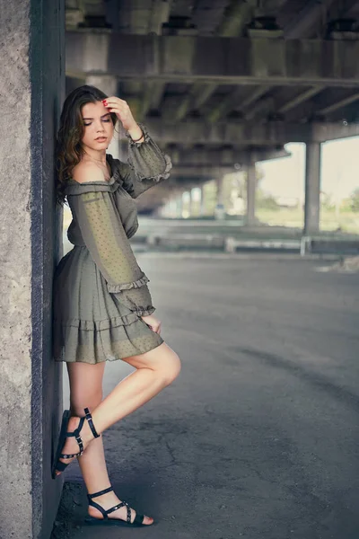 Young Beautiful Girl Green Dress Poses Concrete Bridge Modern Architecture — Stock Photo, Image