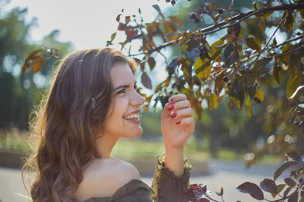 Portrait Une Jeune Fille Portant Des Branches Arbre Par Jour — Photo