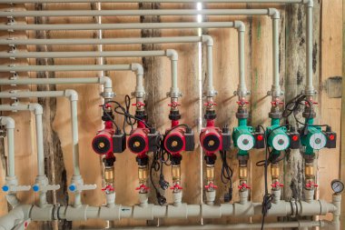 Dolaşım pompalarıyla, kazan dairesindeki ısıtma sisteminin dağıtım başlığı.