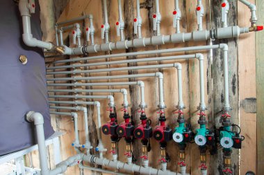 Dolaşım pompalarıyla, kazan dairesindeki ısıtma sisteminin dağıtım başlığı.