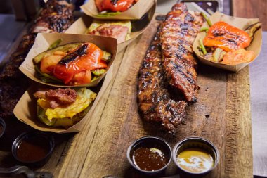 Sebzeli ve sebzeli BBQ Et