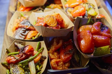 Mangal ızgarasında pişirilmiş sebzeler