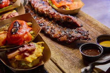 Sebzeli ve sebzeli BBQ Et