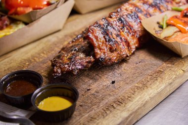 Sebzeli ve sebzeli BBQ Et