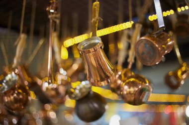 Türk kahvesi yapmak için çeşitli bakır kahve çeşitleri.