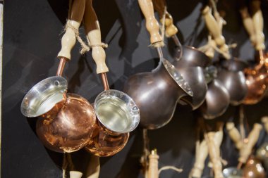 Türk kahvesi yapmak için çeşitli bakır kahve çeşitleri.