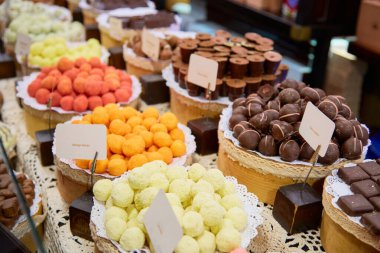 Dükkanda şekerle karşılık ver.