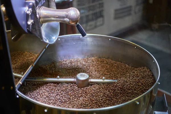 Der Prozess Der Kühlung Frisch Gerösteter Kaffeebohnen — Stockfoto