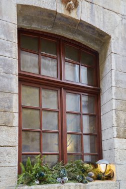 Noel dallarıyla süslenmiş eski tarz güzel ahşap pencereler.