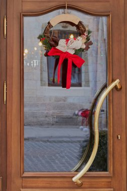 Kahverengi kapıda güzel bir Noel çelengi