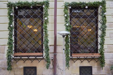 Noel dallarıyla süslenmiş eski tarz güzel ahşap pencereler.