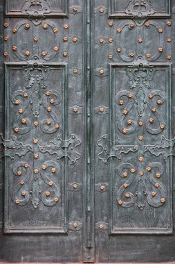 Demirden antik kapıdaki doğu süsü.