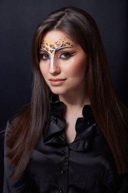 Yüzünde leopar izi olan bir kızın portresi.