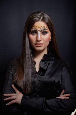 Leopar desenli bir kadın portresi. Sanat makyajı