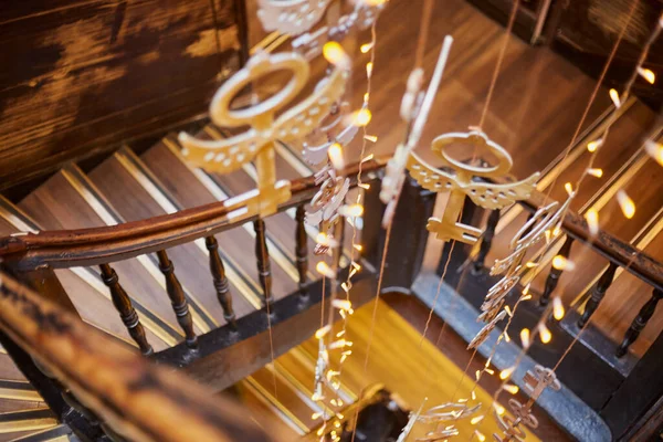 Деревянная Винтовая Лестница Украшена Праздничным Декором — стоковое фото