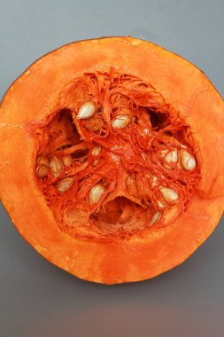 Çekirdekle kesilmiş parlak turuncu balkabağı