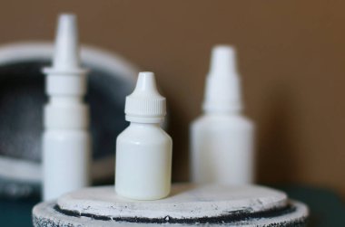 Arka planda burun damlası ve sprey duruşu var.