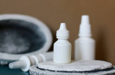 Arka planda burun damlası ve sprey duruşu var.