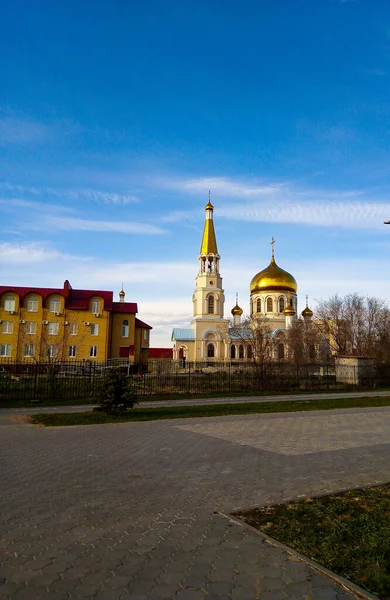 Церковь Против Голубого Неба Луны — стоковое фото