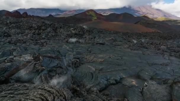 Dampen kommer ud af revnerne i vulkansk lava lag. Tolbachik vulkan, Kamchatka, Rusland. august 2016 . – Stock-video