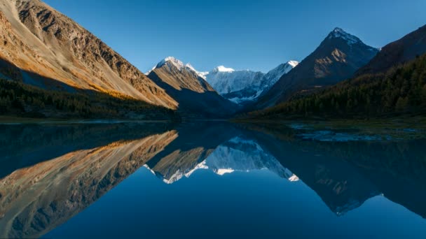 Temps écoulé. La montagne Belukha dans le lac Akkem reflet au coucher du soleil. Montagnes Altaï, Russie . — Video